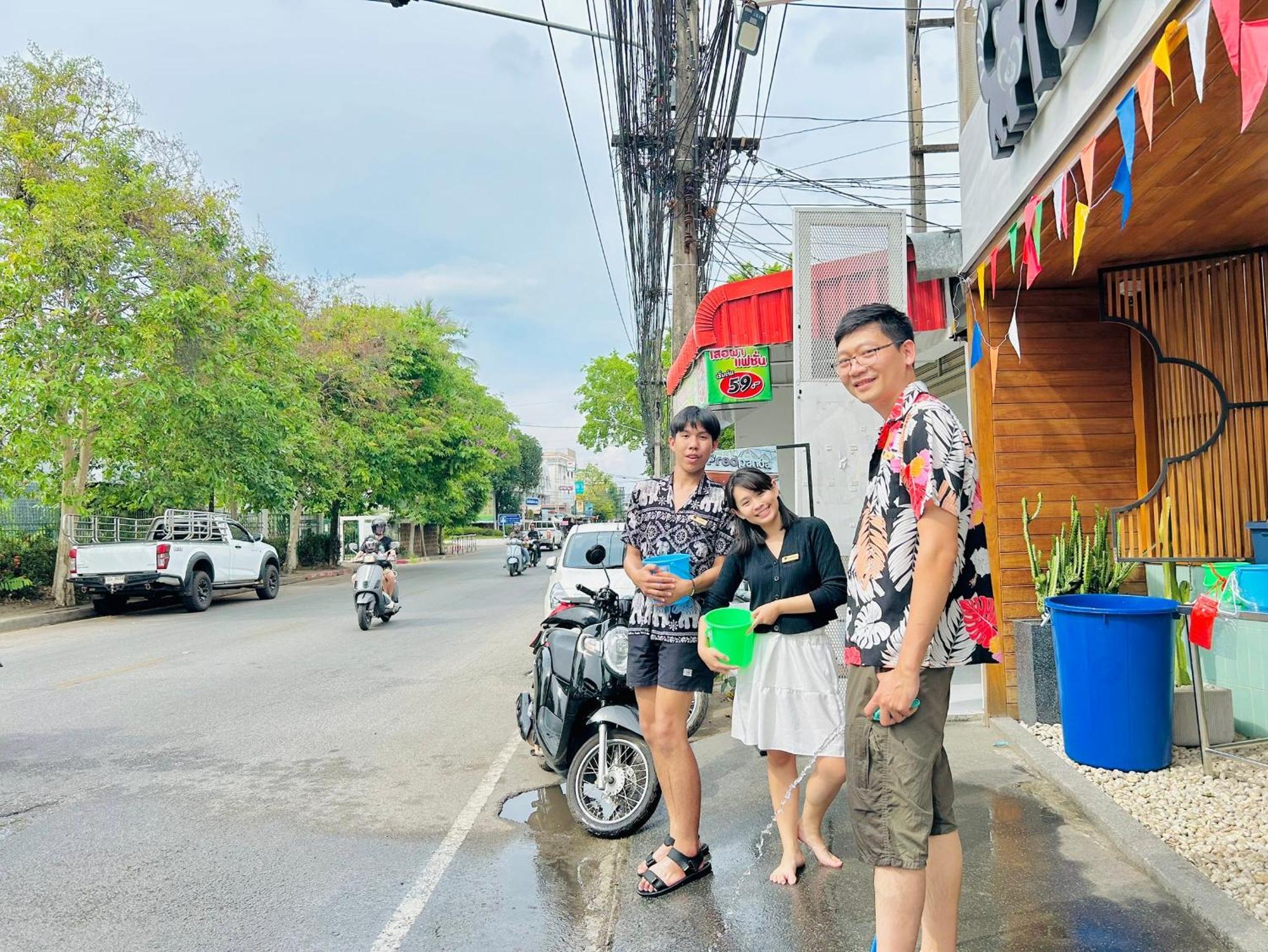 Redpanda & Cafe Albergue Chiang Mai